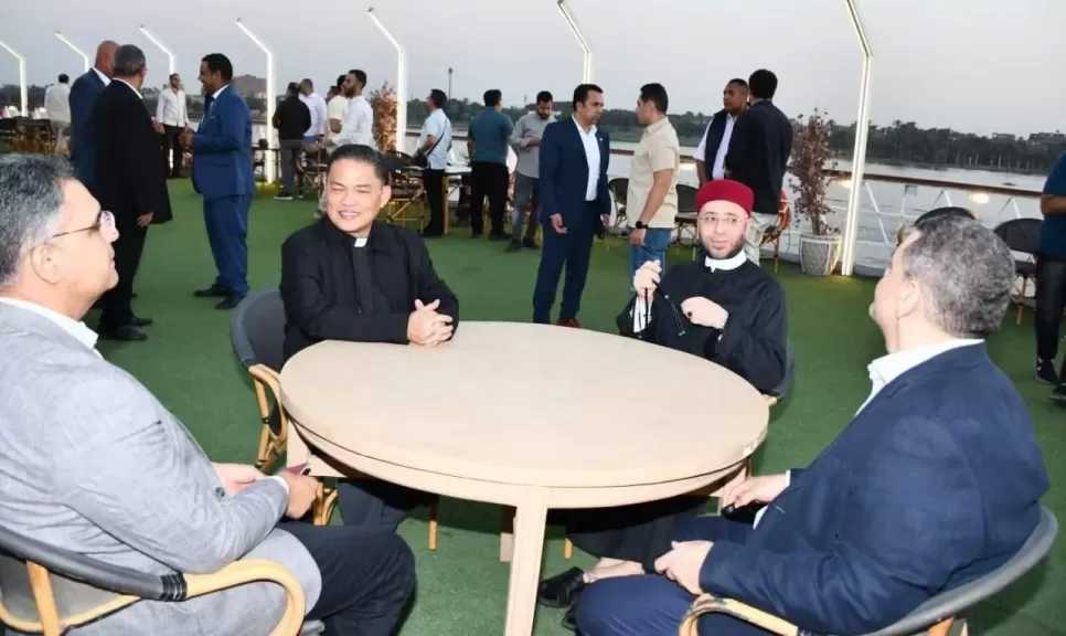 وزير الأوقاف يصطحب رئيس أساقفة الفلبين في جولة نيلية بالقاهرة
