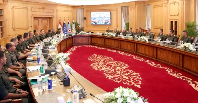 وزير الدفاع والإنتاج الحربي يلتقي عددًا من مقاتلي الجيشين ”الثاني والثالث” لمتابعة التدريب القتالي