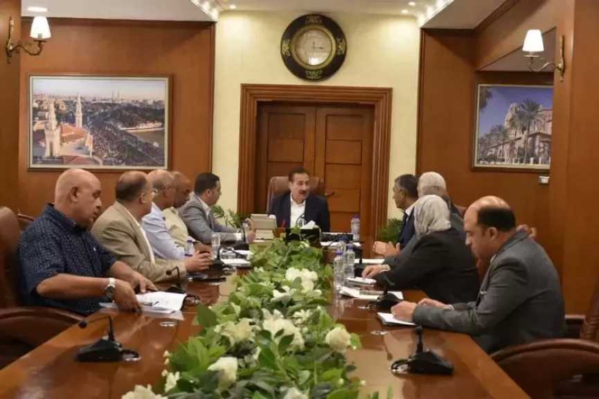 محافظ بورسعيد يمهل رئيس «نهضة مصر» 25 يوماً لتحسين منظومة النظافة.. صور