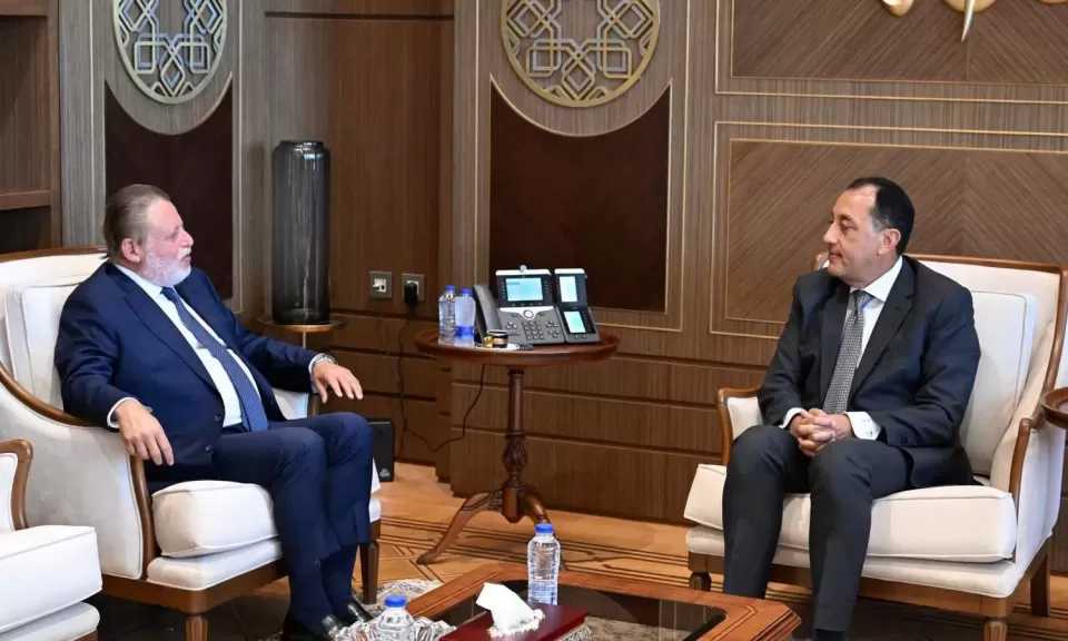 رئيس الوزراء يبحث مع محافظ البنك المركزي عددا من ملفات العمل المشتركة