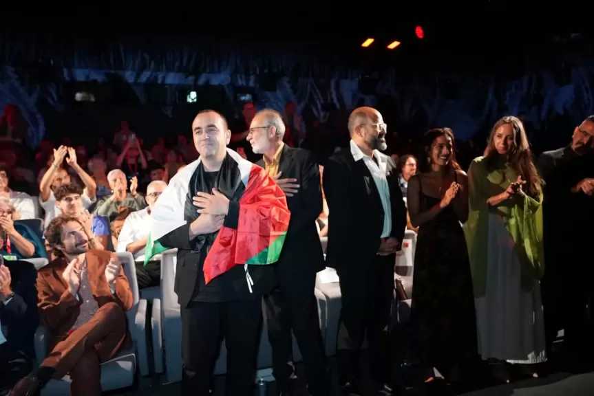ظهر ملتحفا بعلم فلسطين.. مخرج فيلم حوار مع البحر يحضر عرضه الأول بمهرجان فينيسيا السينمائي