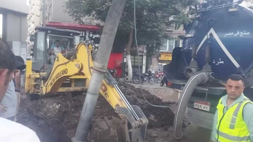 السيطرة على كسر مفاجئ بماسورة مياه بشارع جامعة الدول العربية في العجوزة.. صور