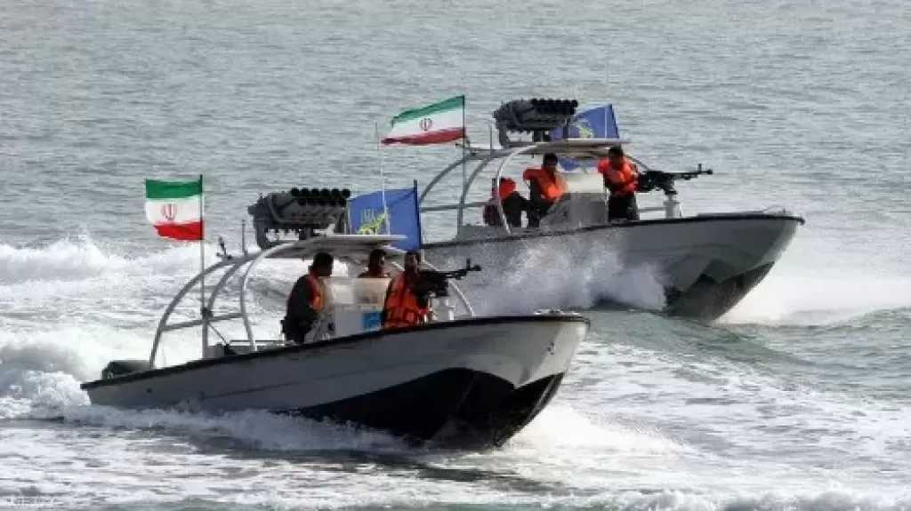 إعلام رسمي إيراني: بحرية الحرس الثوري تحث طواقم ناقلات النفط القريبة من القواعد الأمريكية بالمنطقة على الإخلاء