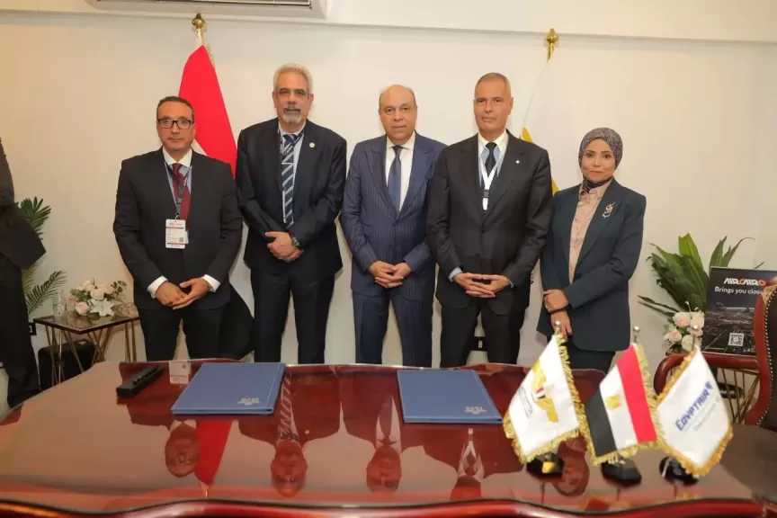 وزير الطيران المدني يشهد توقيع اتفاقية بين مصر للطيران والأياتا لدعم الإستدامة البيئية