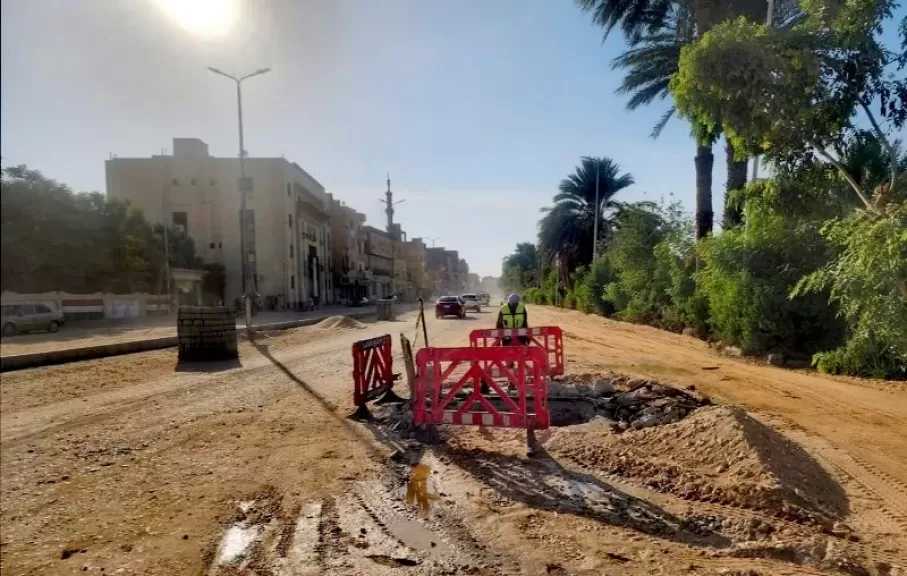 تطوير كورنيش النيل وتجهيز غرف الري بالتزامن مع أعمال الرصف بالأقصر