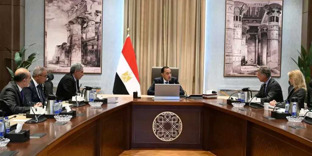 رئيس الوزراء يلتقي رئيس مجلس الإدارة والرئيس التنفيذي لشركة «أكور» الفرنسية لبحث التوسع في الاستثمارات الفندقية