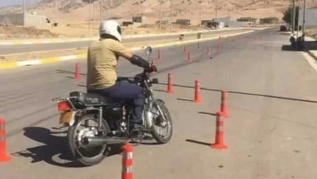 تحرير مئات المخالفات لسائقي الدراجات النارية للقيادة دون خوذة