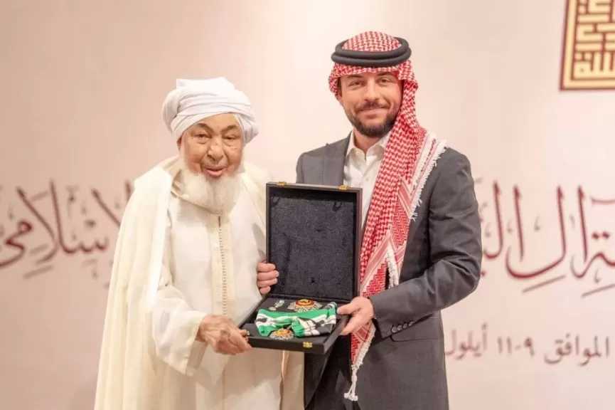 العاهل الأردني يمنح الشيخ عبدالله بن بيه وسام النهضة تقديرًا لإسهاماته في السلام والحوار