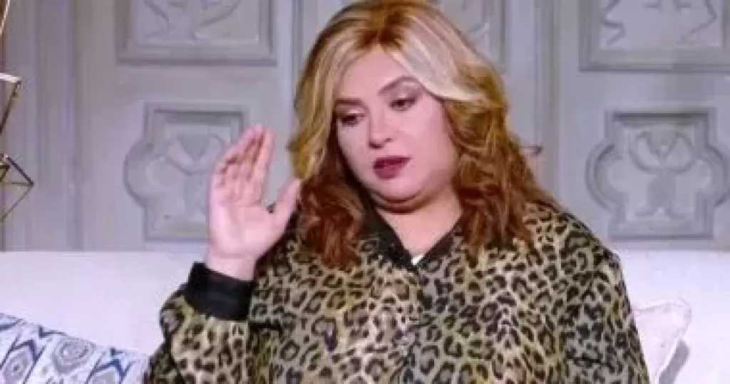 بعد واقعة «الدود»| وفاء مكي تهاجم مطعم شهير: قلة أدب وعدم نظافة