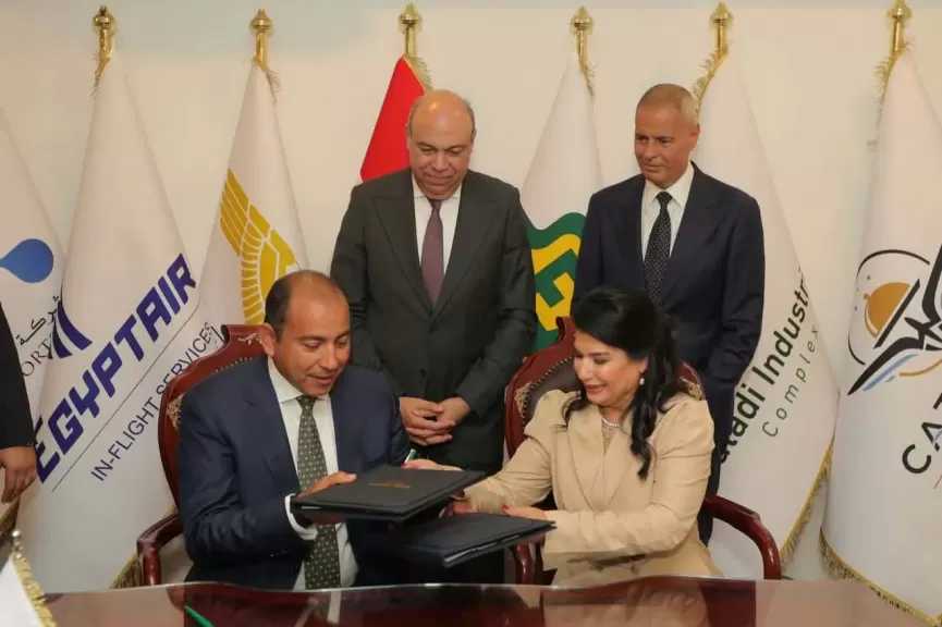 وزير الطيران يشهد توقيع بروتوكول تعاون لإدارة وتطوير فندق الترانزيت بمبنى الركاب 3 في مطار القاهرة