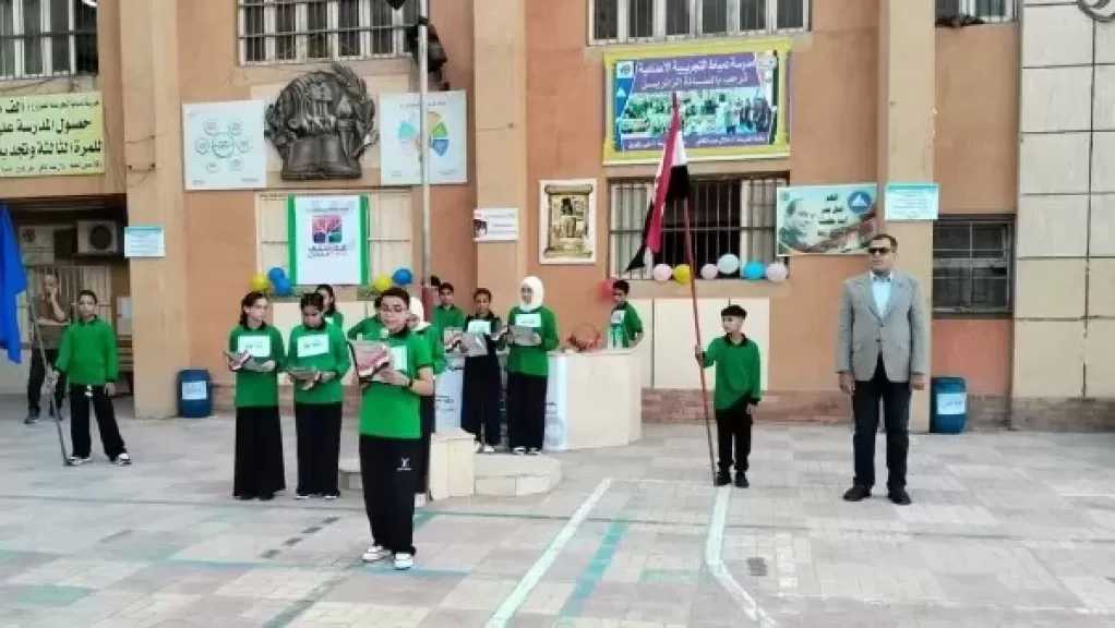 شارك بطابور الصباح.. مدير تعليم دمياط يتفقد المدارس للاطمئنان على انتظام الدراسة