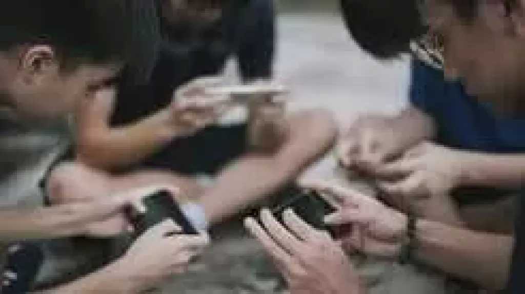 فرنسا تقدم نسخة جديدة من مشروع قانون حظر استخدام وسائل التواصل الاجتماعي للأقل من 15 عاما