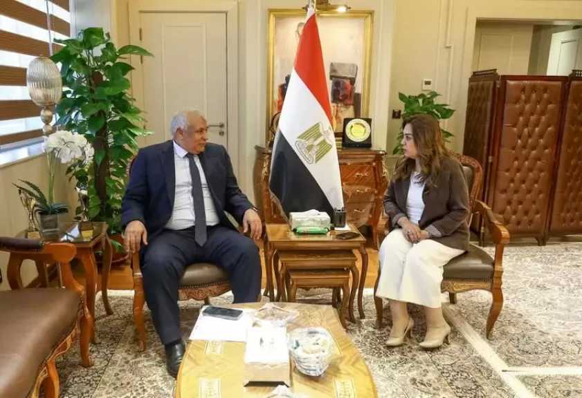 وزيرة التنمية المحلية والبيئة تتابع مع محافظ مطروح مشروعات الخطة الاستثمارية والموجة 30 لإزالة التعديات