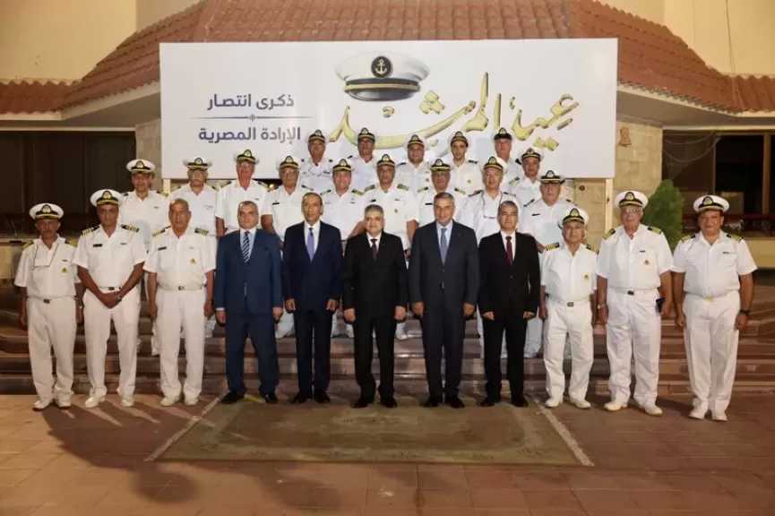 رئيس هيئة قناة السويس يكرم المرشدين من أصحاب الكفاءات ومسيرة العطاء المتميز