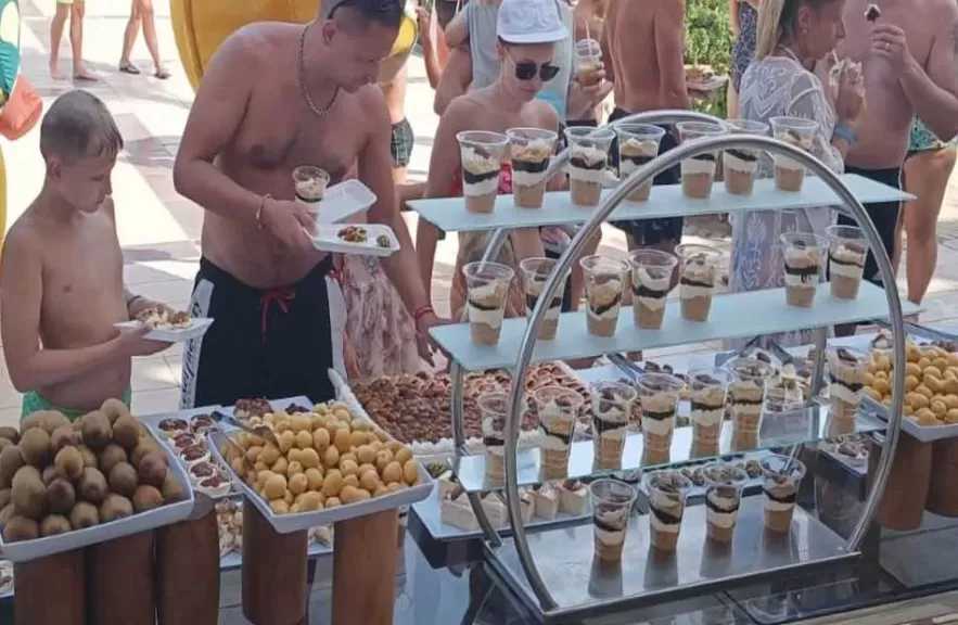 بمشاركة سياح من مختلف الجنسيات.. طن من التمور يزين «مهرجان البلح» بفنادق الغردقة