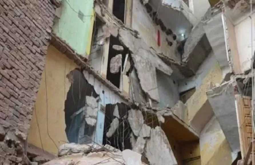 انهيار جزئي بعقار في حلوان بعد اندلاع حريق.. والدفع بـ3 سيارات إطفاء