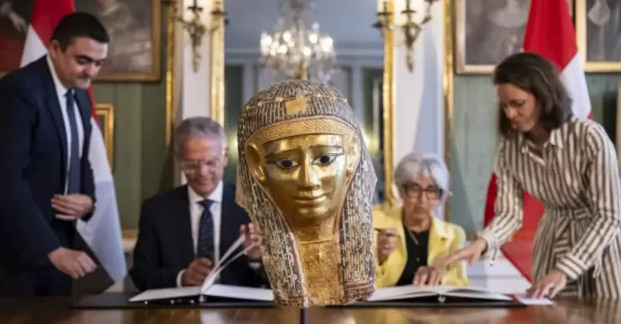 مصر تنجح في استرداد قناع ذهبي أثري من سويسرا
