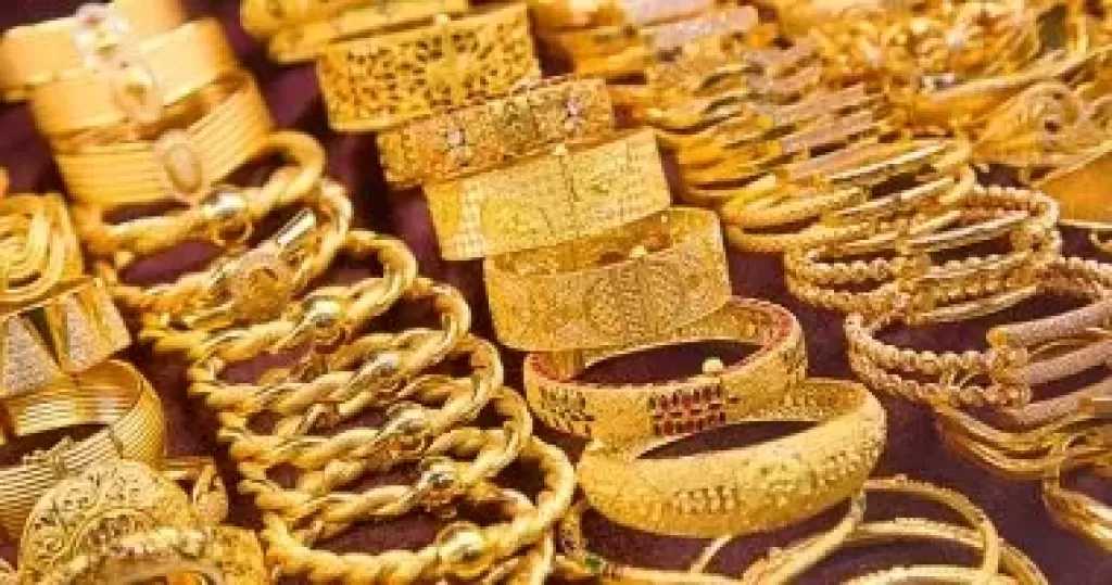 تشديد الفيدرالي يُربك الذهب.. كيف تؤثر قرارات الفائدة على السوق المصري؟