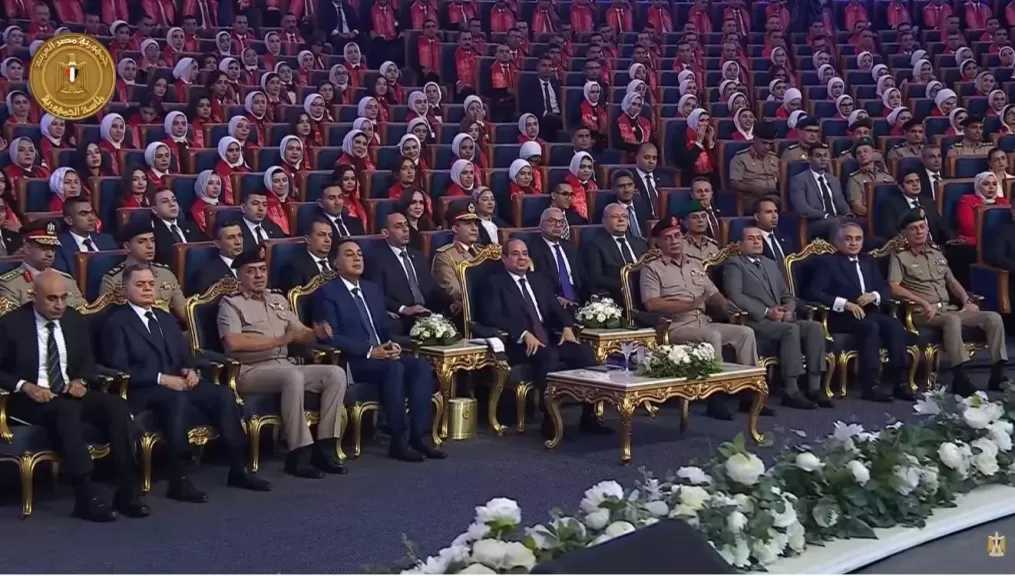 الرئيس السيسي: لابد من إعداد الشباب علميا ومهنيا والحفاظ على صحتهم ومواصلة توعية الشباب والموظفين