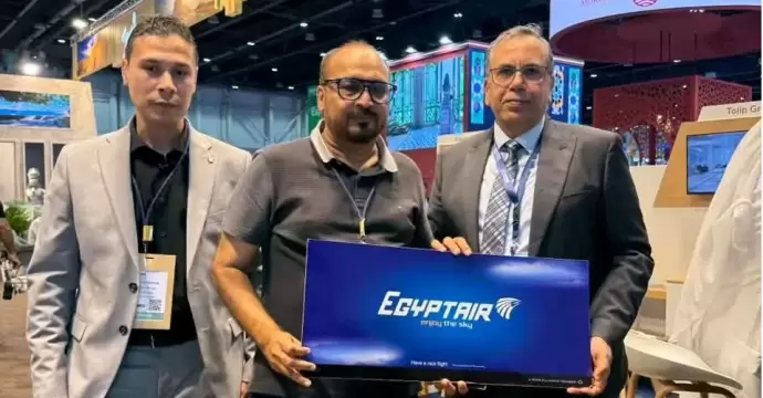 مصر للطيران تستعرض خطط تحديث أسطولها وتطوير خدماتها الرقمية