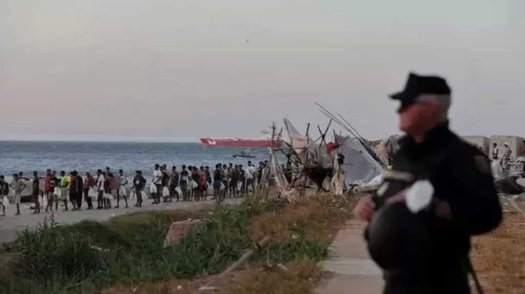 اضطرابات في جيب سبتة الإسباني خلال نقل المهاجرين إلى مركز استقبال جديد طباعة