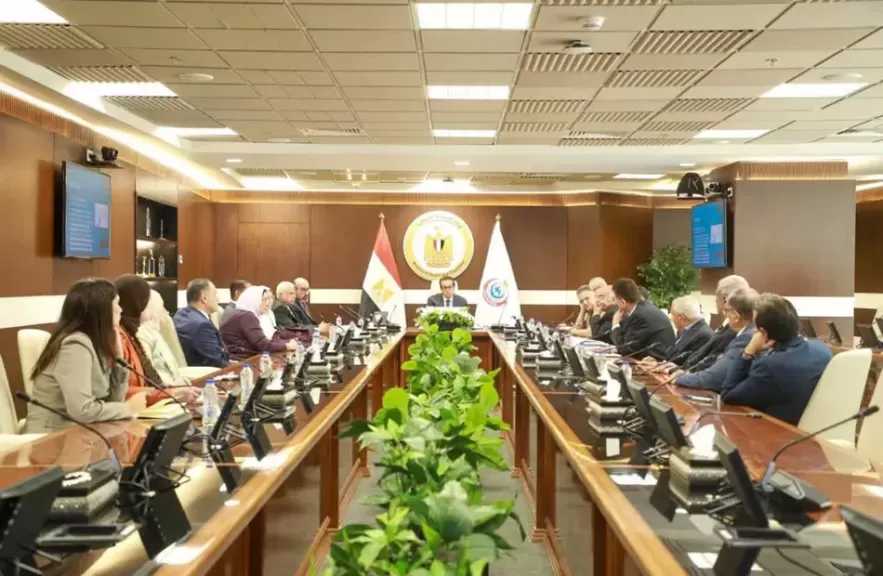 وزير الصحة يناقش استراتيجية توسيع قاعدة المتبرعين بالكلى من الأحياء مع اللجنة الاستشارية العليا لزراعة الأعضاء