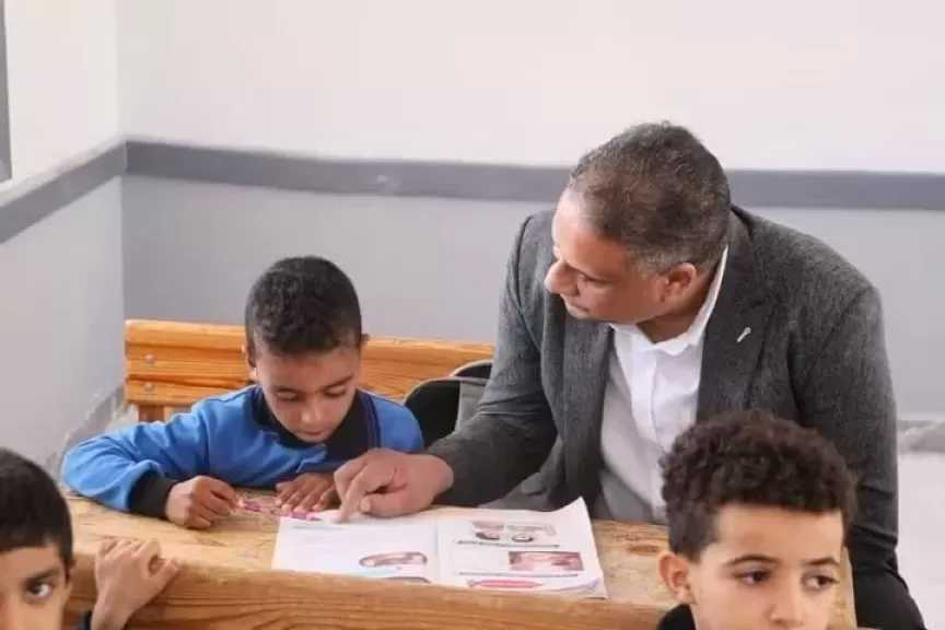 وكيل تعليم الوادي الجديد يتابع انتظام الدراسة ومهارات القراءة والكتابة بالمدارس الابتدائية