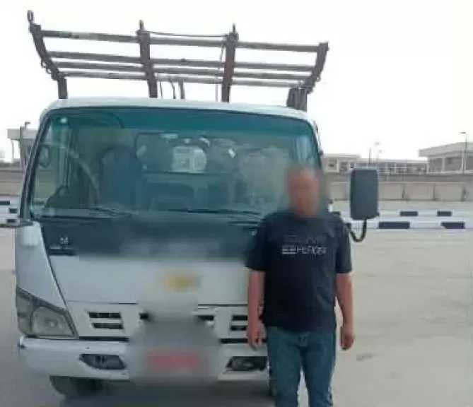 ضبط قائد سيارة نقل لوضعه حمولة زائدة دون ربطها بالقليوبية