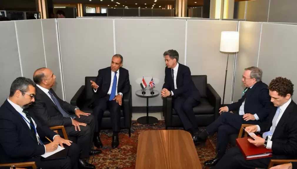 وزير الخارجية يناقش مع نظيره البريطاني تعزيز العلاقات الثنائية والتطورات الإقليمية