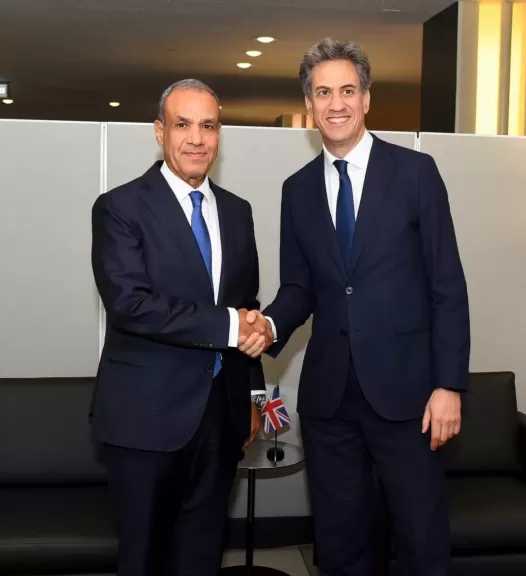 وزير الخارجية يناقش مع نظيره البريطاني تعزيز العلاقات الثنائية والتطورات الإقليمية