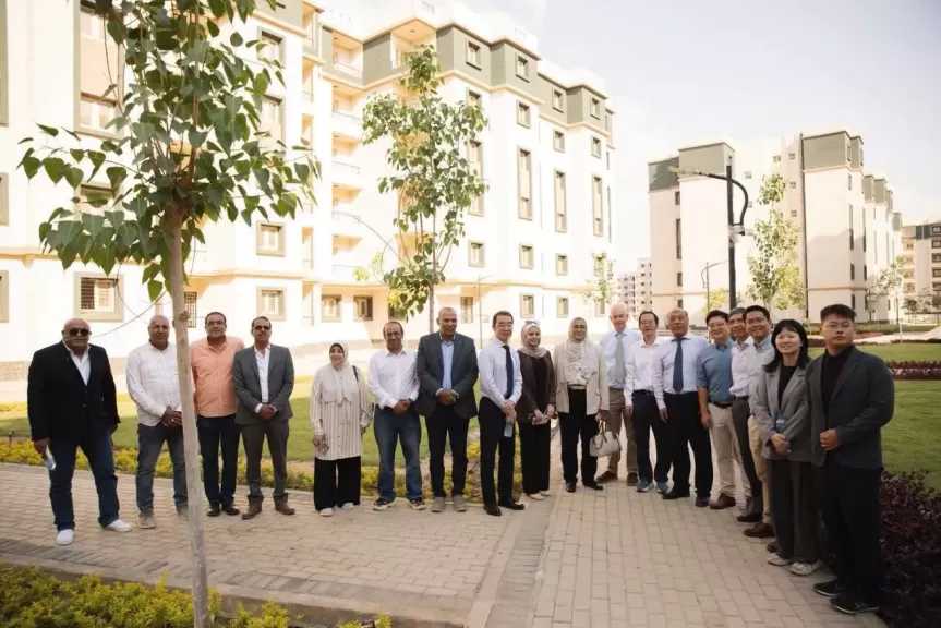 الوفد الصيني يتفقد وحدات العمارة الخضراء بحدائق العاشر من رمضان