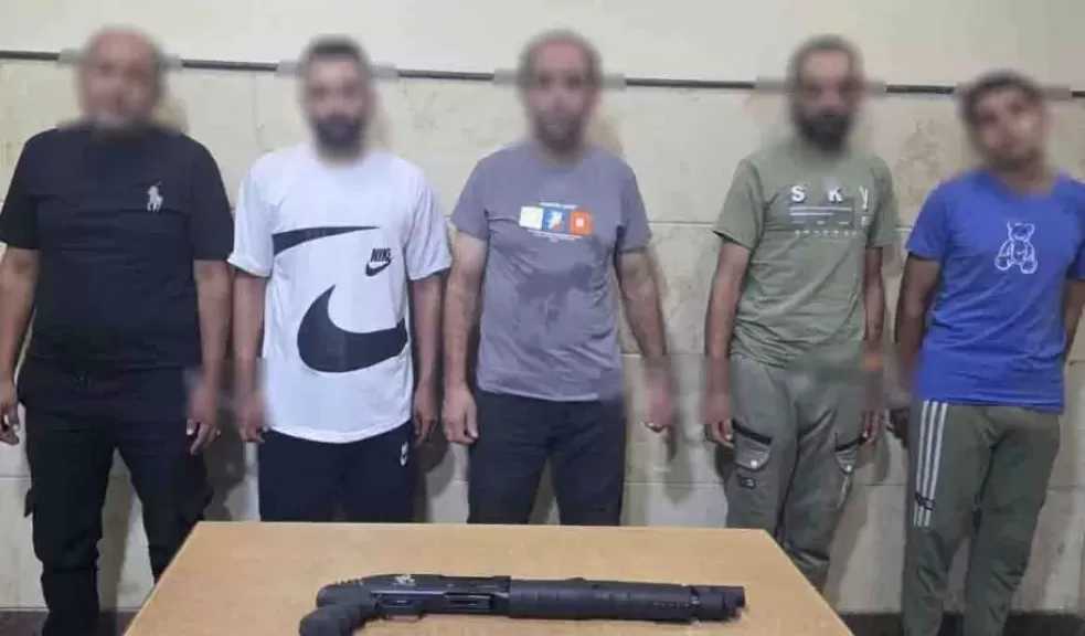ضبط طرفي مشاجرة بالأسلحة النارية لخلاف على أولوية ركن السيارات في البحيرة