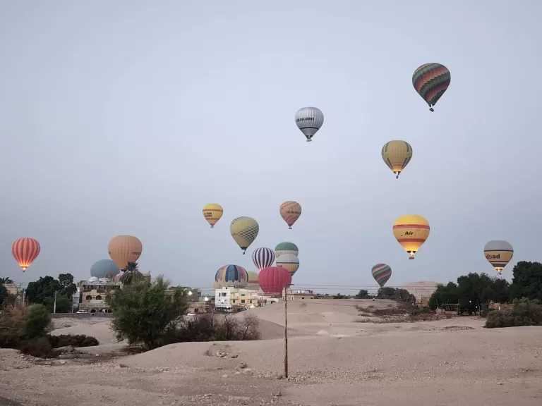 35 رحلة بالون طائر تحلق بـ840 سائحًا فوق الأقصر في أول أيام الموسم السياحي