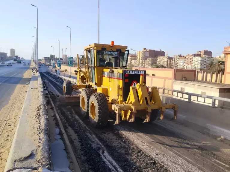 الطرق والكباري: الانتهاء من إزالة الأسفلت المتضرر بطريق الخدمة في إيتاي البارود