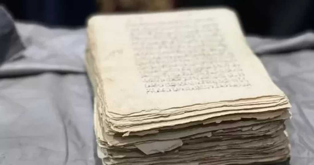 عائلة بقنا تحتفظ بمصحف عمره 200 عام ووثائق من القرن التاسع عشر.. صور