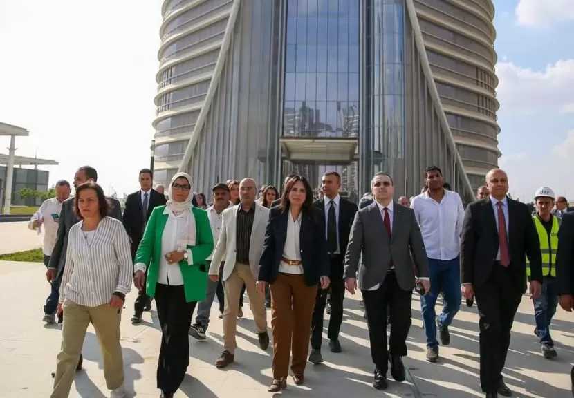 وزيرة الإسكان تقوم بجولة موسعة بمنطقة الأعمال المركزية بالعاصمة الجديدة