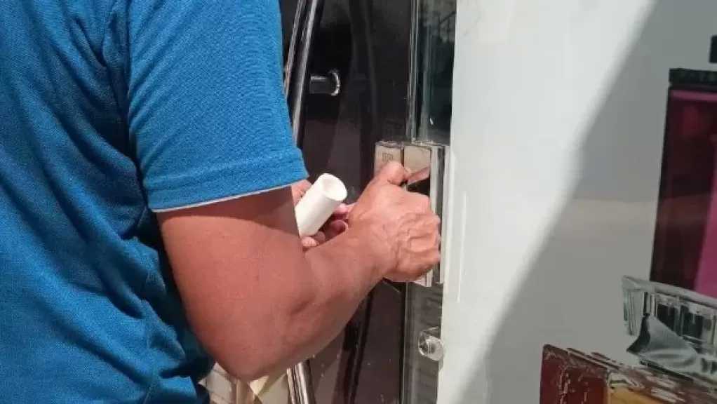 تشميع 11 محلًا و2 كافيتريا بالممشى السياحي بالغردقة لعدم سداد المديونيات