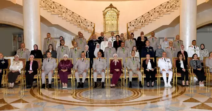 الفريق أشرف سالم زاهر يكرم عددًا من القادة الذين أوفوا العطاء بالقوات المسلحة| صور